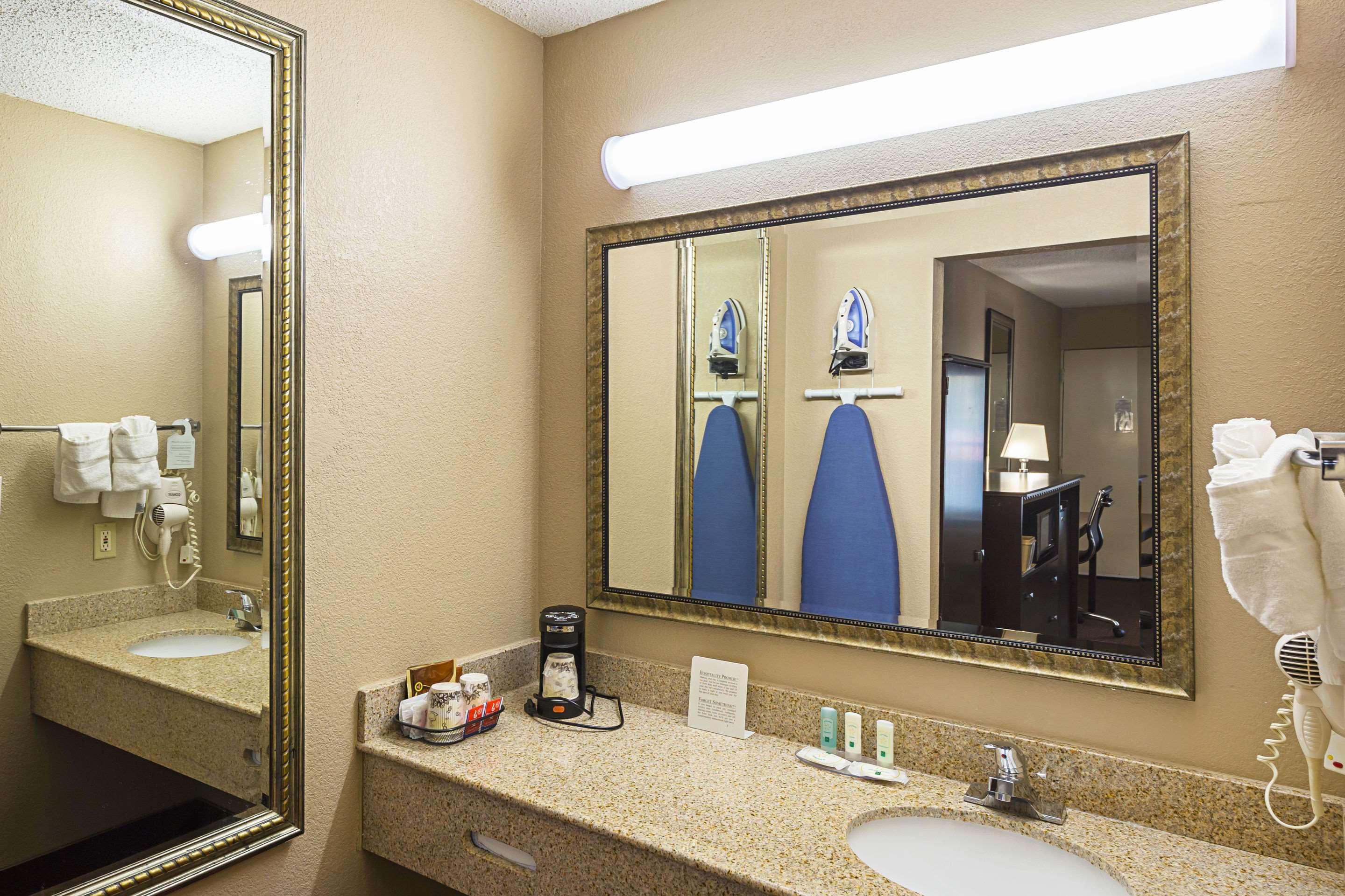 Quality Inn & Suites Greenville - Haywood Mall Exteriör bild