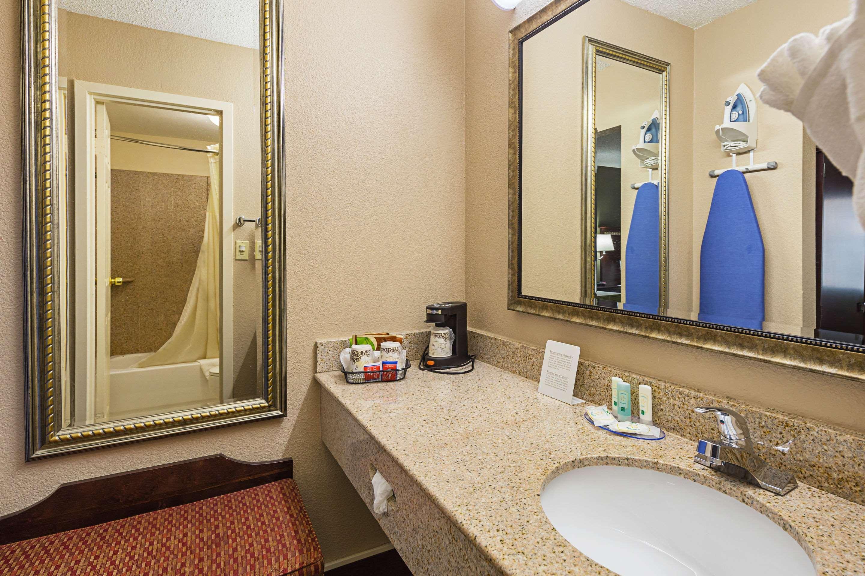 Quality Inn & Suites Greenville - Haywood Mall Exteriör bild