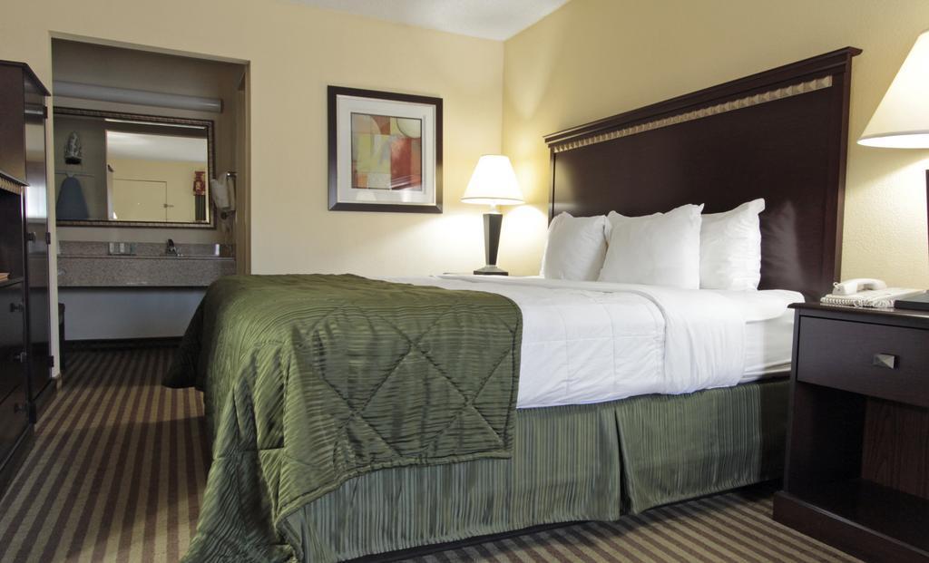 Quality Inn & Suites Greenville - Haywood Mall Exteriör bild